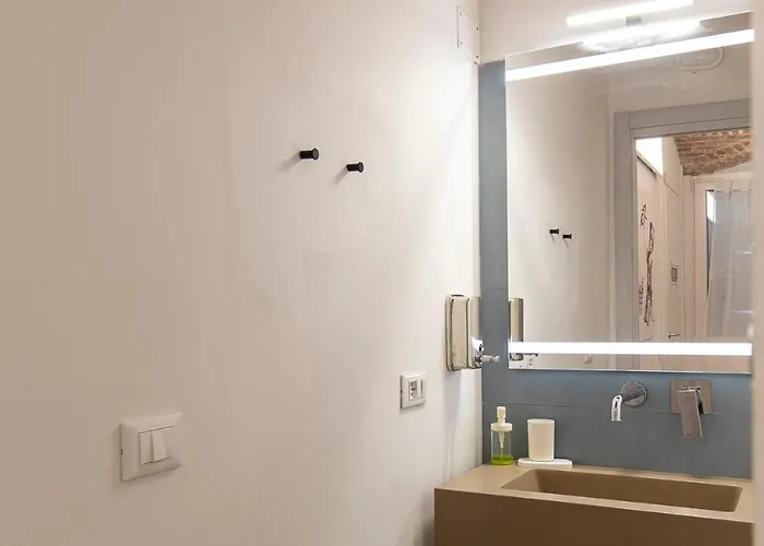 La Vecchia Milano-les Nubles Vannucci - Il Ballatoio E Il Cortile * Mediolan